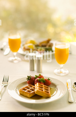 Waffle petit-déjeuner à un restaurant table Banque D'Images