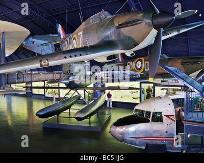 Le vol galerie dans le Science Museum, South Kensington, Londres. Présentés sont d'un Hawker Hurricane, Spitfire et Douglas DC-3 Banque D'Images