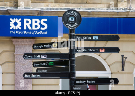 Signes à Halifax grand marché centre Ville Région métropolitaine de Calderdale West Yorkshire Angleterre UK GO Banque D'Images