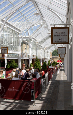 Le Westgate arcade Halifax grand marché centre Ville Région métropolitaine de Calderdale West Yorkshire Angleterre UK GO Banque D'Images