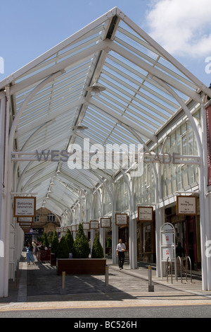 Le Westgate arcade Halifax grand marché centre Ville Région métropolitaine de Calderdale West Yorkshire Angleterre UK GO Banque D'Images