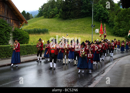 Le brass band menant la procession du Saint-Sacrement qui a eu lieu le jeudi 11 juin 2009 au village de Vill Banque D'Images