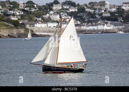 Bateau de travail traditionnel de Falmouth, Gaff Cutter, passant St Mawes dans Falmouth Harbour Banque D'Images