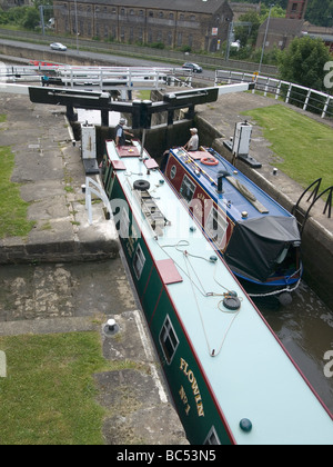 Deux bateaux étroits l'ascension de la montée 3 écluses de Bingley West Yorkshire Leeds et sur le canal de Liverpool Banque D'Images