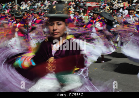 Cholitas vêtues d'une robe traditionnelle dansant la morenada au festival Gran Poder, la Paz, Bolivie. Photo longue exposition avec flou de mouvement. Banque D'Images