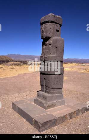 Le monolithe ponce au centre de la cour du temple, les ruines de Tiwanaku KALASSASAYA Banque D'Images