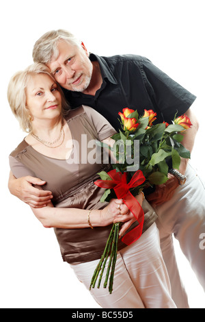 Portrait d'un couple de personnes âgées avec un bouquet de roses Banque D'Images