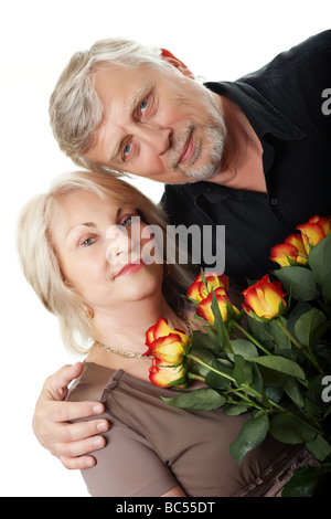 Portrait d'un couple de personnes âgées avec un bouquet de roses Banque D'Images