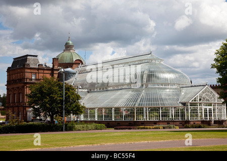 Le People's Palace Museum avec ses jardins d'hiver à Glasgow Green Banque D'Images