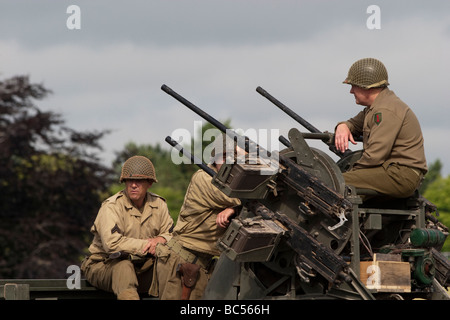 La moitié de l'armée américaine la voie avec Anti Aircraft Gun Banque D'Images