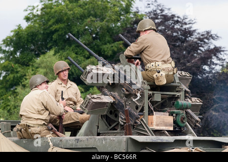 La moitié de l'armée américaine la voie avec Anti Aircraft Gun Banque D'Images