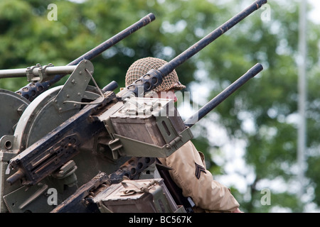 La moitié de l'armée américaine la voie avec Anti Aircraft Gun Banque D'Images