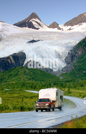 Richardson Highway Alaska qui serpente jusqu'à Thompson Pass dans l'arrière-plan est le Glacier Worthington Banque D'Images