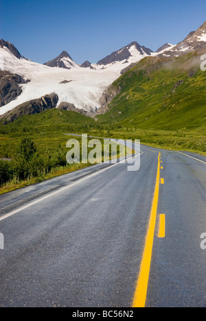 Richardson Highway Alaska qui serpente jusqu'à Thompson Pass dans l'arrière-plan est le Glacier Worthington Banque D'Images