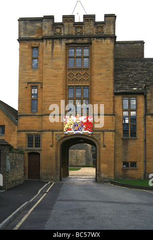 Armoiries au-dessus de l'entrée principale de l'école publique de Sherborne, Sherborne, Dorset, England, UK Banque D'Images