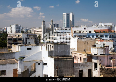 L'horizontale vue sur la ville de casablanca maroc avec des gratte-ciel et d'une mosquée à deux minarets en Afrique Banque D'Images