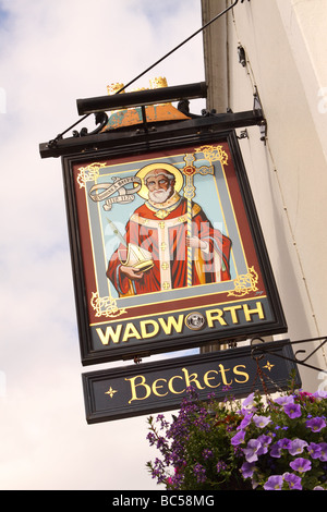 Des brides Inn Wadsworth une enseigne de pub à Glastonbury High Street Somerset dispose de Thomas Becket ancien archevêque de Cantorbéry Banque D'Images