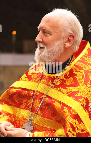 L'Archiprêtre à onglets Benoît Ramsden de l'Eglise orthodoxe russe après la Liturgie orthodoxe à l'Abbaye de Glastonbury 09 Juin Banque D'Images