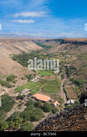 Vue sur vallée et fleurit Ciudad Velha Cidade Velha Santiago Cabo Verde Sud Banque D'Images