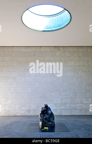 Käthe Kollwitz mère avec son fils mort sculpture Neue Wache Berlin // Käthe Kollwitz sculpture mère avec son fils mort dans la Neue Wache sur Unter der Linden Banque D'Images