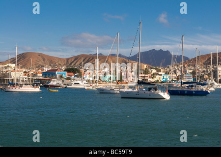 Vue sur port fisher et ville San Vicente Mindelo Cap Vert Afrique Banque D'Images