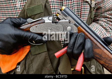 Close up of Man Holding une culasse ouverte au fusil Beretta et sous Banque D'Images