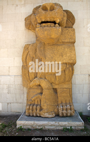 Statue Lion dans le jardins de sculptures du musée National, Damas, Syrie Banque D'Images