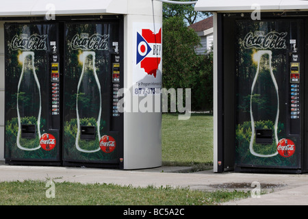 Distributeurs automatiques sur les boissons gazeuses Coca Cola mis dans Bay Ohio USA États-Unis États-Unis personne aucune vue de face gros plan horizontal haute résolution Banque D'Images