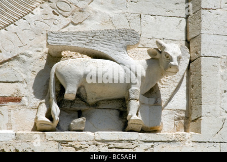 Taureau ailé de Saint Luc l'Évangéliste sculpté dans la pierre sur la façade de l'Abadia San Eutizio Ombrie Italie Banque D'Images