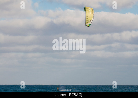 Wind surfer dans la mer Santa Maria Sal Cabo Verde Sud Banque D'Images