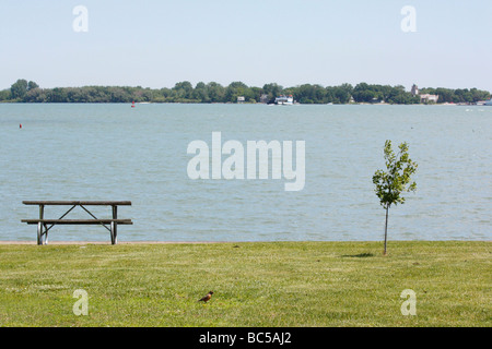 L'île du lac Éri Put in Bay Ohio OH avec une table de pique-nique en bois vide et un banc images photos à vendre sur Alamy aux États-Unis US haute résolution Banque D'Images