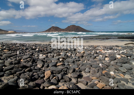 Cône volcanique et la plage avec des cailloux San Vincente Cabo Verde Sud Banque D'Images