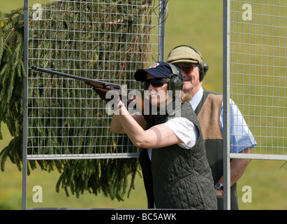 Son Altesse royale Sophie, comtesse de Wessex prend part à un organisme de bienfaisance clay pidgeon tirer sur le grand parc royal Windsor dans le Berkshire Banque D'Images