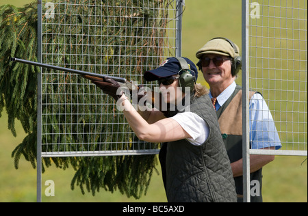 Son Altesse royale Sophie, comtesse de Wessex prend part à un organisme de bienfaisance clay pidgeon tirer sur le grand parc royal Windsor dans le Berkshire Banque D'Images