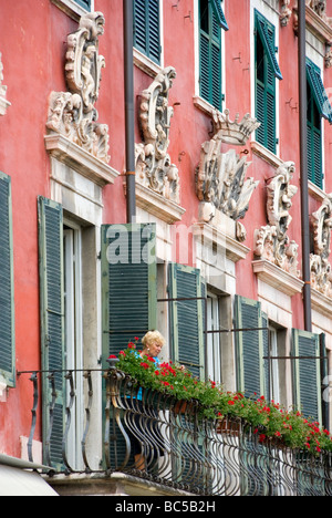 Les eaux d'une femme gerranium flowerboxes sur un balcon à Carrara Banque D'Images