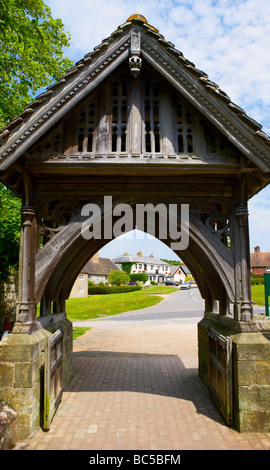 Village de Slaugham, vue par l'église lychgate de St Mary. West Sussex Royaume-Uni Banque D'Images