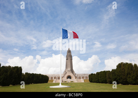 Douaumont Verdun France tricolore français et l'Ossuaire de Douaumont ossuaire au cimetière de guerre national pour la bataille de Verdun Banque D'Images