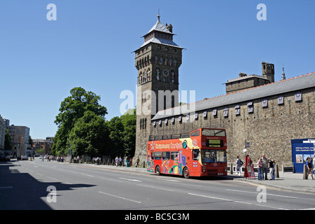 Bus touristique ouvert devant le château de Cardiff dans la capitale galloise, la ville de Galles Banque D'Images