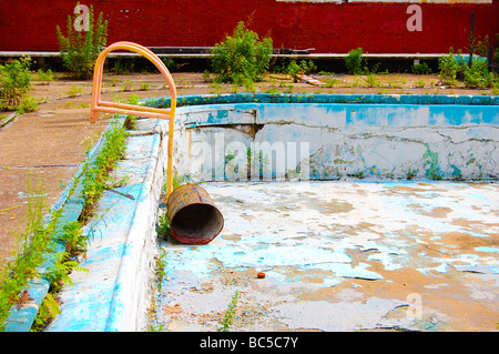 Impression photo d'une abandonnée et décrépite, piscine vide (pour un usage éditorial uniquement) Banque D'Images