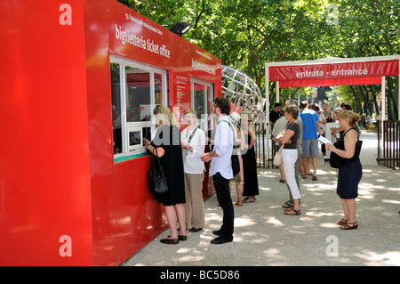 Personnes en attente à l'entrée de la pièce d'art , Biennale Venise, Italie Banque D'Images