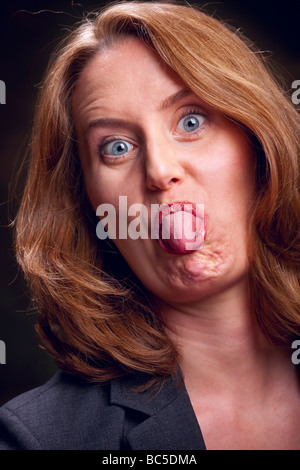 Portrait d'une femme rude coller sa langue out Banque D'Images
