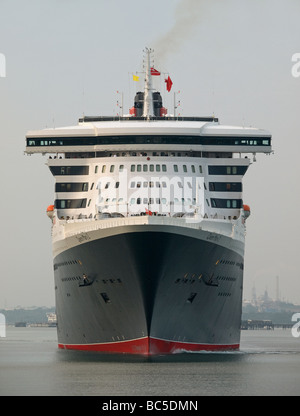 La Cunard Queen Mary 2 arrivant à Southampton UK Banque D'Images