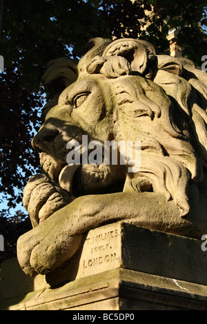 Lion d'ornement par le sculpteur T.J.Milnes à Saltaire Yorkshire Village Banque D'Images