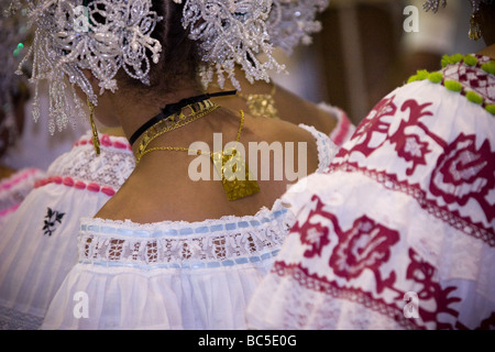 Les danseurs folkloriques panaméen portant des polleras, ULACIT réunion folklorique, la ville de Panama, République de Panama, Amérique Centrale Banque D'Images