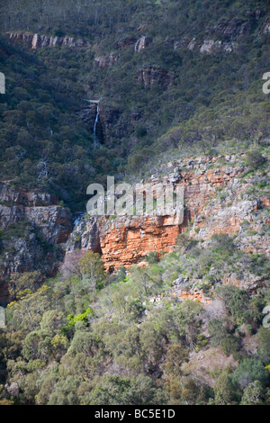 En vue d'abord avec gorge Morialta tombe dans la distance Banque D'Images