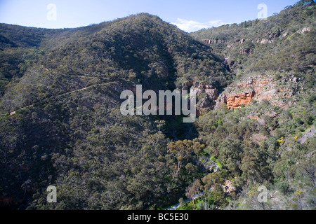 En vue d'abord avec gorge Morialta tombe dans la distance Banque D'Images