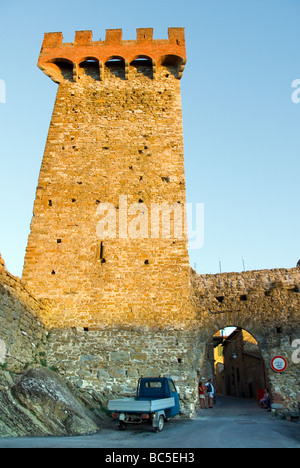 Torre et entrée de la partie ancienne de Passignano sul Trasimeno, sur le lac de Trasimeno Ombrie Italie Banque D'Images