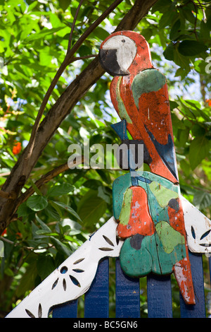 St Vincent, Grenadines, Caraïbes, Clifton, sculptés colorés perroquet, close-up Banque D'Images