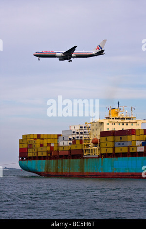 Vol d'un avion à réaction sur un porte-conteneurs dans un port. Banque D'Images