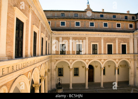 Cour intérieure des plus grands bâtiments de la Renaissance italienne, le Palais Ducal d'Urbino construit par Federico Di Montefeltro Banque D'Images